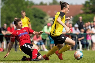 Fußball-Landesklasse: BSC Freiberg siegt gegen Fortuna Langenau - Der Langenauer Jan Sandig (l.) kommt gegen den Freiberger Philipp Schöne einen Schritt zu spät. 