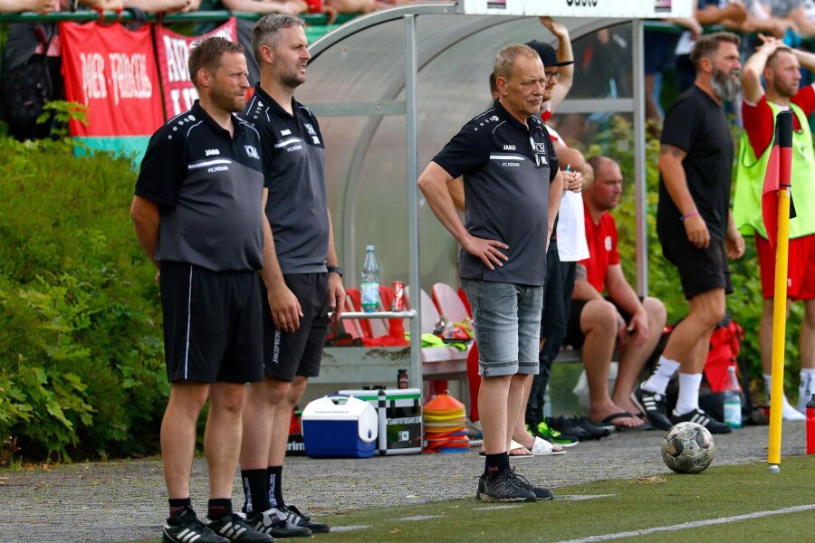 Fußball-Landesklasse: John Weise hört als Trainer beim Oberlungwitzer SV auf - Nachfolger steht schon bereit - John Weise (Mitte) mit Co-Trainer Jörg Kurzhals und Mannschaftsleiter Uwe Hertel (rechts), der genau wie Weise aufhört.
