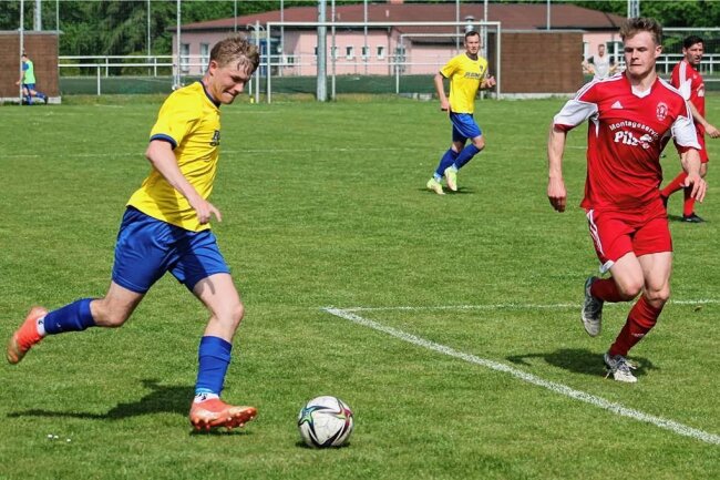 Fußball-Landesklasse: Reichenbacher FC wird zum Meister gekürt - Auf dem Weg in den Strafraum: Max Kummer
