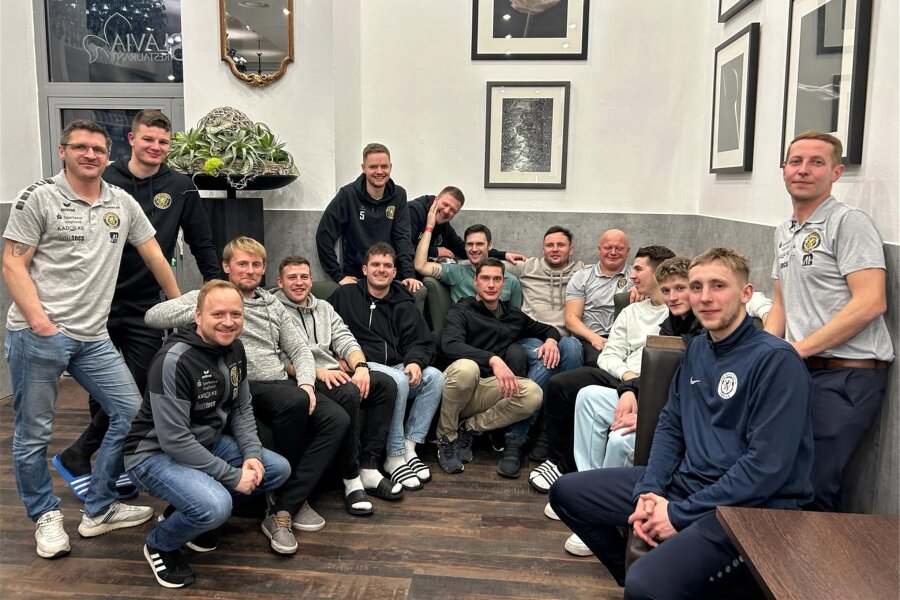 Fußball, Landesklasse: VfB-Reserve erwartet zum Neustart SC Syrau - Der Vorstandsvorsitzende Ronny Kadelke (links kniend) besucht hier die zweite Männermannschaft des VfB Auerbach in Karlsbad.