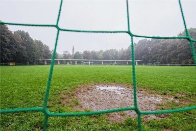 Fußball: Lichtenstein-Planitz fällt aus - Ein unbespielbarer Rasen in Lichtenstein verhindert ein Nachholspiel (Symbolbild). 