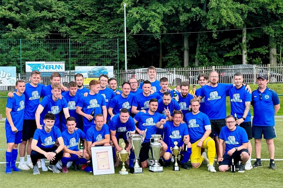 Fußball-Mittelsachsenliga: Barkas feiert das Double, Freiberger Kicker steigen ab - Doublesieger Barkas Frankenberg feierte nach dem Schlusspfiff die erfolgreiche Saison.