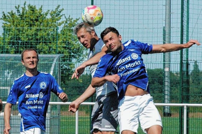 Fußball-Mittelsachsenliga: Packendes Nachbarschaftsduell zwischen dem Hainichener FV und Barkas Frankenberg endet mit Spielabbruch - In der ersten Halbzeit ist die Partie zwischen dem Hainichener FV und Barkas Frankenberg noch sehr abwechslungsreich gewesen. Die Gastgeber, hier mit Sebastian Schulze (M.) im Kopfballduell gegen Felix Ebert (r.), hatten vor allem bei hohen Bällen Vorteile, während Barkas auf die spielerische Komponente setzte. In der Schlussphase kam es dann zum Abbruch des Nachbarschaftsduells. 