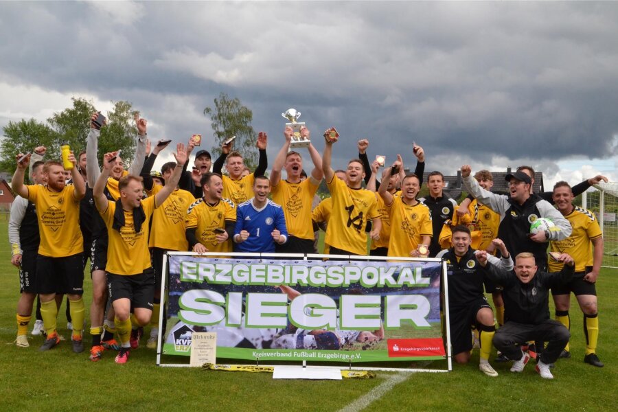 Fußball: Neustädtler Reserve hat den längeren Atem - Sieger des Fußball-Kreisklassenpokals 2024: der Neustädtler SV II.