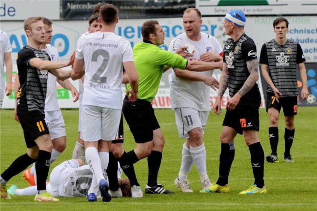 Fußball-Oberliga: VfB Auerbach Und VFC Plauen Punkten Gegen Top-Teams