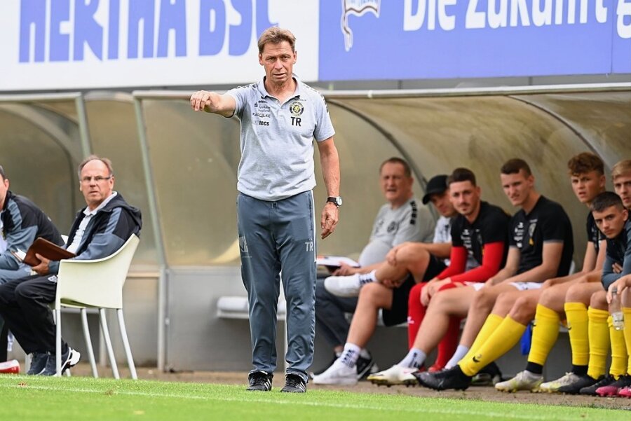 VfB-Trainer Sven Köhler dirigiert an der Seitenlinie.
