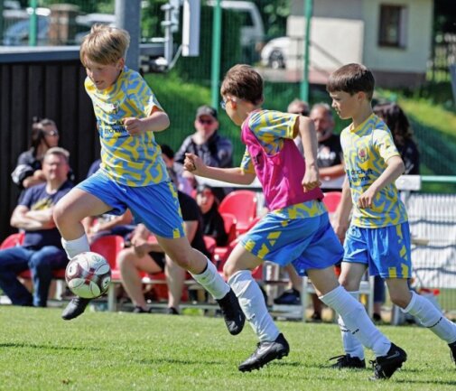 Fußball steht zum Geburtstag im Mittelpunkt - Beim Kinetic-Soccer-Cup - einem Nachwuchs-Turnier - spielten am Sonntag gleich zu Beginn die beiden Mannschaften des Gastgebers Oberlungwitzer SV gegeneinander. 