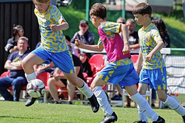 Fußball steht zum Geburtstag im Mittelpunkt - Beim Kinetic-Soccer-Cup - einem Nachwuchs-Turnier - spielten am Sonntag gleich zu Beginn die beiden Mannschaften des Gastgebers Oberlungwitzer SV gegeneinander. 