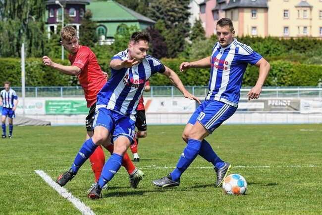 Fußball: SV Germania Mittweida ist Klassenerhalt sicher - Die Mittweidaer Christian Schmidt (M.) und Nils König (r.), hier im Spiel gegen Stahl Riesa,  bleiben nach gutem Kampf in der zweiten Hälfte wieder ohne etwas Zählbares.