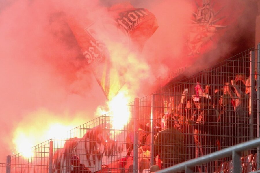 Pyrotechnik beim Drittliga-Heimspiel des FSV Zwickau gegen den Halleschen FC gab es erst am 15. September in der GGZ-Arena. Für diese Fan-Vergehen zahlen die Vereine weiter die Strafen.
