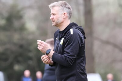 Fußball-Vogtlandliga: Das große Zittern im Kampf gegen den Abstieg - Der Kottengrüner Trainer Sandro Deland.