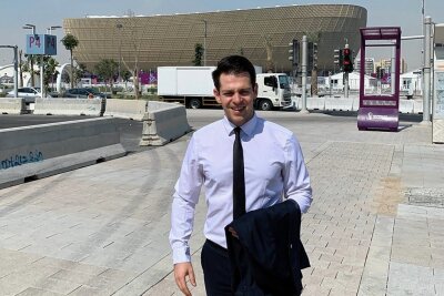 Fußball-WM: FDP-Politiker aus Lichtenau macht sich ein Bild von Katar - Stippvisite im Wüstenstaat: Bei der Tour durch Katar machte Philipp Hartewig mit der deutschen Delegation auch kurz am Lusail-Stadion nördlich von Doha Halt. Dort wird das Endspiel der WM ausgetragen. 