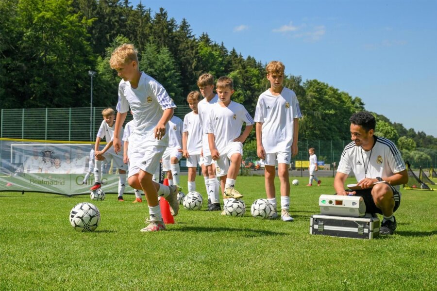 Fußballcamp von Real Madrid bringt königliches Flair nach Mülsen - Campleiter Ahmed Sanad testet beim Fußballcamp von Real Madrid zum Beispiel die Dribbelkünste der jungen Teilnehmer.