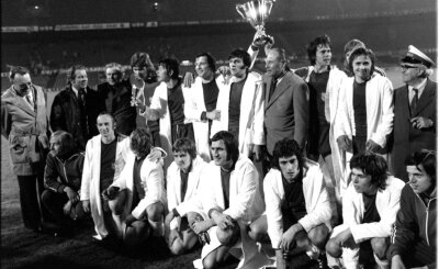 Fußballclub legt Fall Krügel zu den Akten - 1974 gewann der 1. FC Magdeburg den Fußball-Europapokal - Trainer Heinz Krügel im Anzug in der hinteren Reihe rechts neben dem Siegerpokal. Krügel stammt aus Zwickau, wurde mit Planitz als Spieler Meister. 