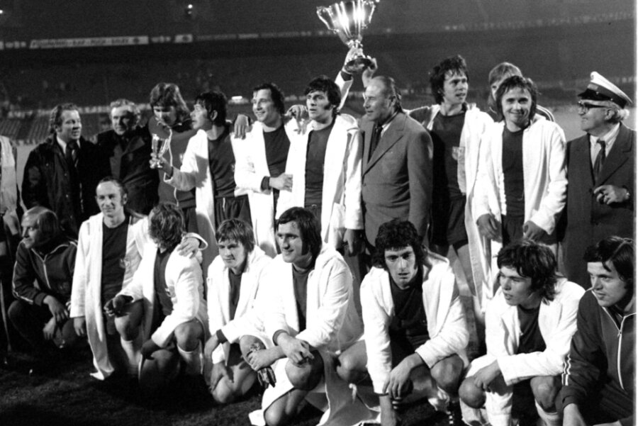 Fußballclub legt Fall Krügel zu den Akten - 1974 gewann der 1. FC Magdeburg den Fußball-Europapokal - Trainer Heinz Krügel im Anzug in der hinteren Reihe rechts neben dem Siegerpokal. Krügel stammt aus Zwickau, wurde mit Planitz als Spieler Meister. 