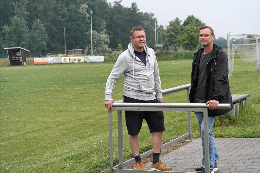 Fußballer aus Geringswalde sammeln Altpapier - Heiko Blochwitz (l.) und Andreas Mehnert vom SV 94 hoffen, dass viel Altpapier zusammenkommt.