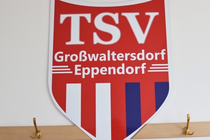 Fußballer tauschen Ball gegen Minibagger - Auch die Sozialräume des Sportplatzes Eppendorf wurden saniert und das Vereinslogo angebracht.