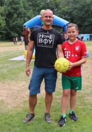 Fußballer treten zum Gummistiefelweitwurf an - Karsten Zeiger war mit seinem Sohn Oskar schon frühzeitig beim Familien-Sporttag dabei.