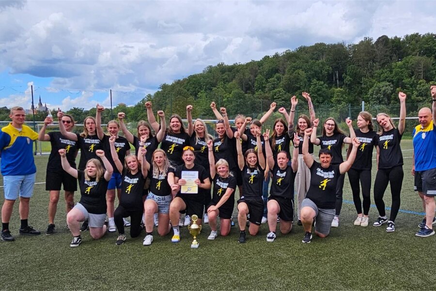 Fußballerinnen aus Waldenburg feiern Meisterschaft und nehmen Abenteuer in Angriff - Jubel bei Fußballerinnen, Trainern und Betreuern des SV Waldenburg: Sie sind Meister der Kreisklasse Mittelsachsen.