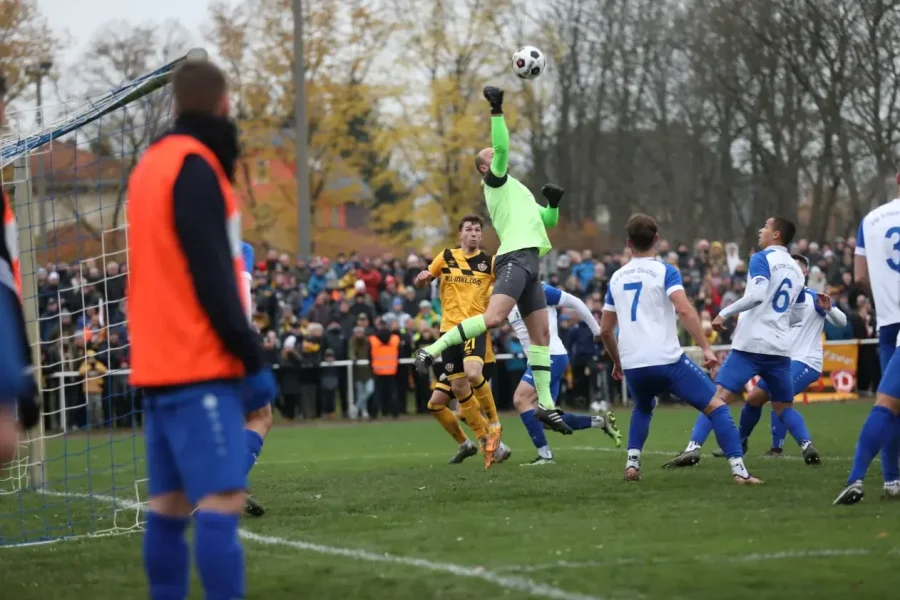 Fußballfest nur neben dem Platz: Dynamo Dresden zieht beim VfB Empor Glauchau locker in die nächste Pokalrunde ein - 