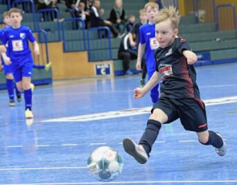 Fußballflöhe nehmen Anlauf - An die Gastgeber des SV Alberoda - am Ball Til Fetting - ging beim E-Junioren-Turnier Platz 2. Die Nachwuchsarbeit wird in dem kleinen Verein seit Kurzem wieder groß geschrieben. 