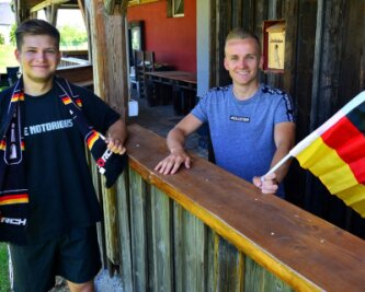 Fußballgucken hilft auch "Krach am Bach" - Jonas Wenzel (l.) und der neue Clubchef Erik Militzer freuen sich auf das Public Viewing beim Jugendclub Berthelsdorf in Hainichen. 