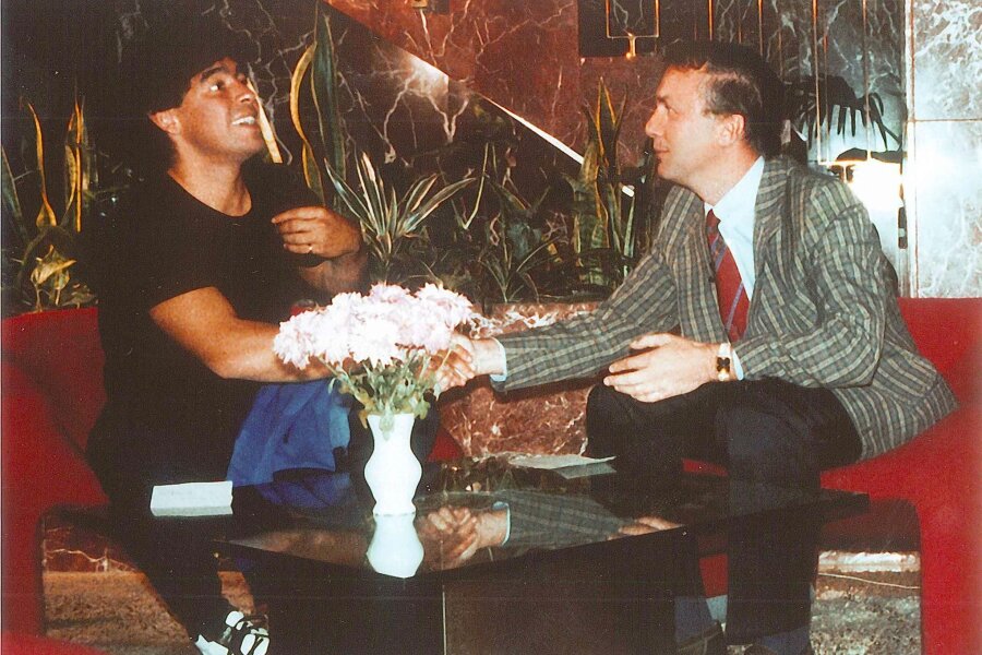 Fußballreporter-Legende kehrt nach Niederschöna zurück - Legendäres Interview: 1988 interviewte Gottfried Weise den legedären Maradona in einem Leipziger Hotel. Der argentinische Superstar gastierte mit dem SSC Neapel, für den er von 1984 bis 1991 spielte, im Uefa-Cup beim 1. FC Lok Leipzig. Die Partie endete 1:1, im Rückspiel siegte Neapel 2:0.