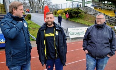 Fußballverrückter Oberfranke soll helfen - Sie arbeiten seit ein paar Wochen im Plauener Vogtlandstadion zusammen (von links): Cheftrainer Robert Fischer, Präsident Thomas Fritzlar und Teammanager Thomas Popp. 