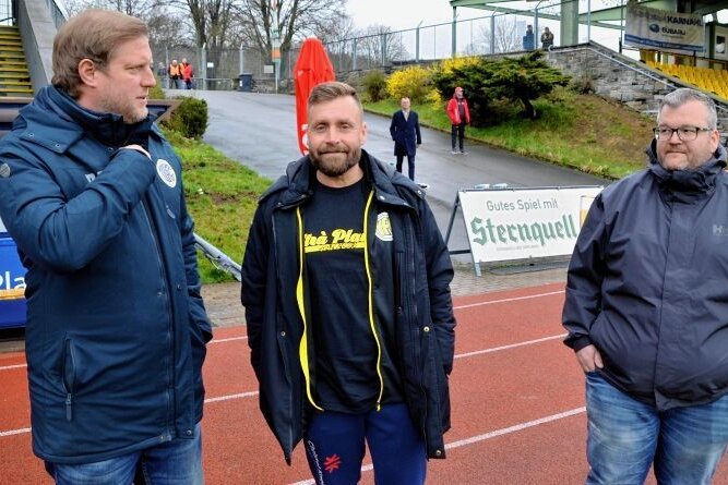 Fußballverrückter Oberfranke soll helfen - Sie arbeiten seit ein paar Wochen im Plauener Vogtlandstadion zusammen (von links): Cheftrainer Robert Fischer, Präsident Thomas Fritzlar und Teammanager Thomas Popp. 