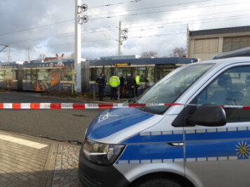 Fußgänger bei Unfall mit Straßenbahn schwer verletzt - Ein 78-Jähriger Mann ist am Dienstag bei einem Unfall mit einer Straßenbahn in Zwickau schwer verletzt worden.
