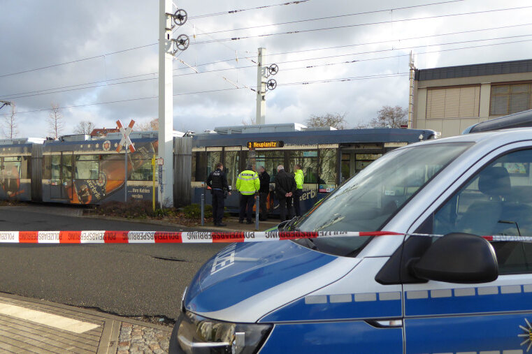Fußgänger bei Unfall mit Straßenbahn schwer verletzt - Ein 78-Jähriger Mann ist am Dienstag bei einem Unfall mit einer Straßenbahn in Zwickau schwer verletzt worden.