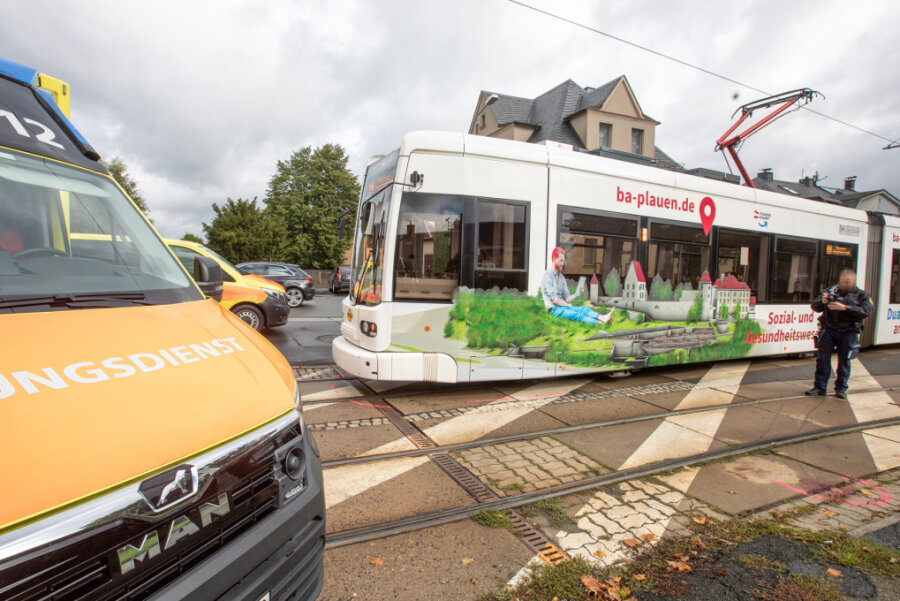 Fußgänger in Plauen von Straßenbahn erfasst - Bei der Aufnahme des Unfalls an der Unfallstelle. 