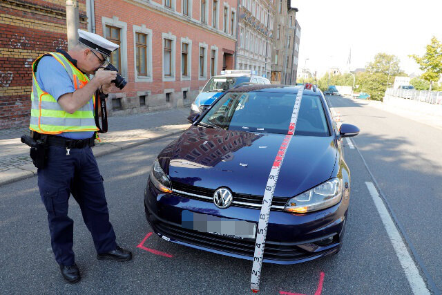Fußgänger von Auto angefahren - Auf der Fürstenstraße kam es zu einem Zusammenstoß zwischen der verletzten Person und dem VW.