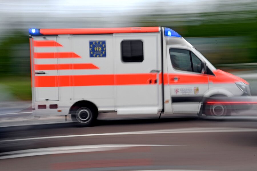 Fußgänger wird von Auto erfasst und schwer verletzt - Ein Krankenwagen fährt mit Blaulicht über eine Straße.