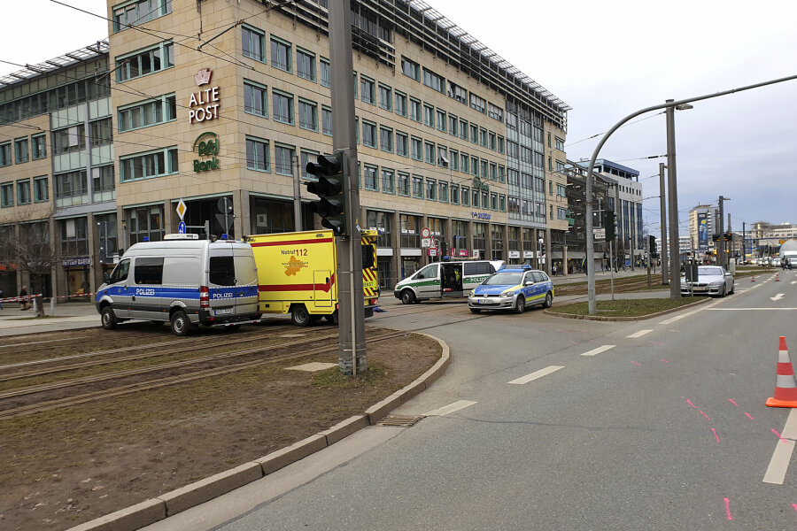 Fußgängerin stirbt bei Unfall in der Innenstadt - Die Verkehrspolizei Chemnitz hat die Ermittlungen aufgenommen.