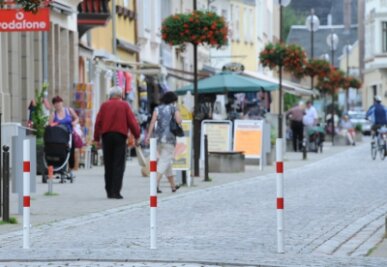 Fußgängerzone in Glauchau schließt für Autos wieder - Seit Dienstag ist die Leipziger Straße im Stadtzentrum von Glauchau wieder eine Fußgängerzone. Poller verbieten die Durchfahrt.