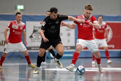 Futsal-Bundesliga: Hattrick führt Hohenstein-Ernstthal ins Halbfinale - Andrii Remenets (rechts) steuerte drei Tore zum 5:2-Sieg von HOT 05 Futsal bei. Das Foto entstand beim Hinspiel in der Vorwoche.