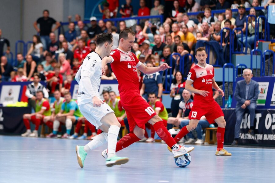 Futsal-Bundesliga: HOT 05 aus Hohenstein-Ernstthal hält Meisterschaft mit Sieg gegen Weilimdorf offen - Dmytro Sorokin (am Ball) erzielte kurz vor Schluss das 2:0, sein Bruder Oleksandr (im Hintergrund) traf in der 1. Minute zum 1:0.
