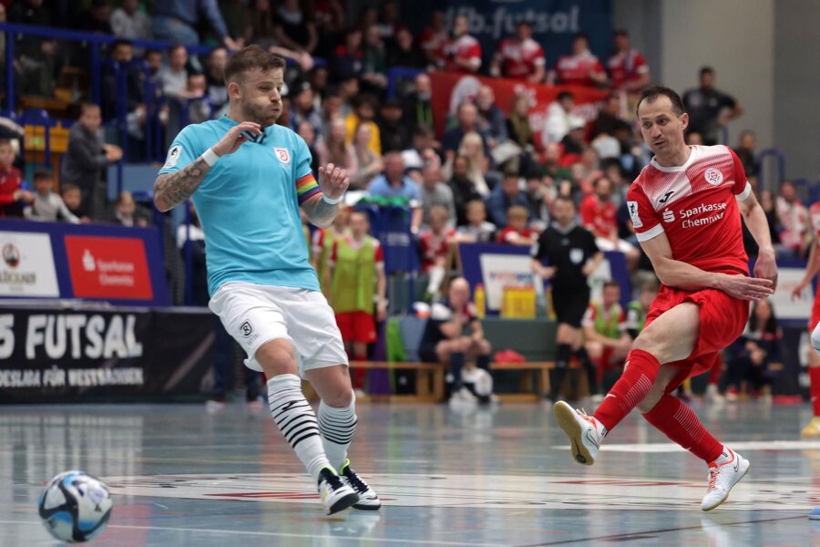 Futsal-Bundesliga: HOT 05 aus Hohenstein-Ernstthal öffnet Tür zum Finale - Dmytro Sorokin (rechts) erzielte für HOT 05 Futsal gegen Jahn Regensburg den Treffer zum zwischenzeitlichen 2:0.