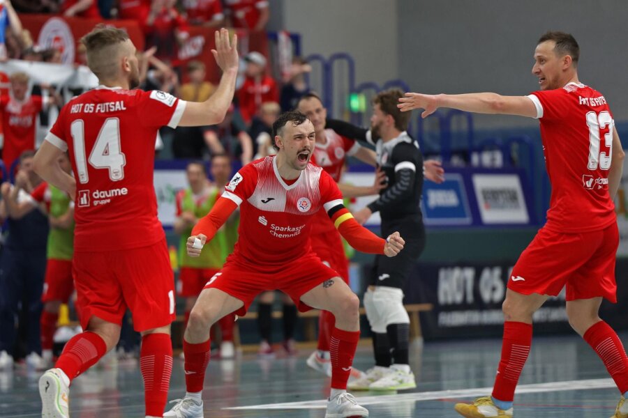 Futsal-Bundesliga: HOT 05 bucht gegen Jahn Regensburg nach Krimi im Elfmeterschießen das Finalticket - Finale, wir kommen: Kapitän Christopher Wittig (Mitte) und seine Teamkollegen von HOT 05 Futsal haben gegen Regensburg knapp die Oberhand behalten.