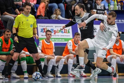 Futsal-Bundesliga: Späte Tore entscheiden das Spitzenspiel - Zum 4:2-Erfolg gegen Weilimdorf vor fast 400 Zuschauern im Hot-Sportzentrum konnte der Hohenstein-Ernstthaler Kapitän Christopher Wittig (dunkles Trikot) zwei Treffer beisteuern.