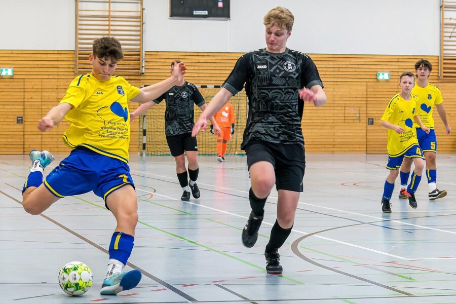 Futsal-Exkursion macht Marienbergs Nachwuchskickern Mut - In ihrem ersten Turnierspiel feierten Paul Mehner (l.) und die Marienberger B-Jugend-Kicker einen 2:0-Sieg gegen den Meeraner SV.