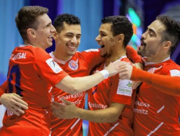 Futsal: Gastgeber in Feierlaune - Glückliche Gewinner: Diego Fogaca, Gabriel Oliveira, Paulo Garibaldi und Kennedy Ribeiro (von links) feiern den Kantersieg ihres HOT-05-Teams gegen Bielefeld. 