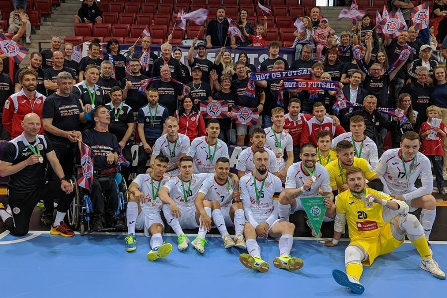 Futsal: Hohenstein-Ernstthal holt Meisterschaftssilber - Den meisten Hot-05-Spielern fiel das Lächeln mit den Fans nach der Niederlage gegen Stuttgart schwer. 