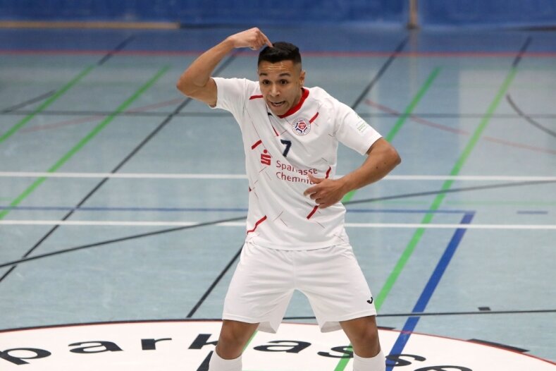 In der Punktspielrunde der Futsal-Bundesliga freute sich Paulo Garibaldi von Hot 05 am 11. Dezember über einen 5:2-Heimspielsieg gegen Weilimdorf, zu dem er einen Treffer beisteuerte. Bei der 8:11-Niederlage in der Rückrunde wurde er von den Beinen geholt und verletzte sich. Für das Play-off-Halbfinale ist er wieder fit. 