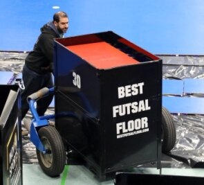 Futsal-Länderspiel braucht speziellen Boden - Der komplette Spielboden ist in 38 dieser Container verstaut.