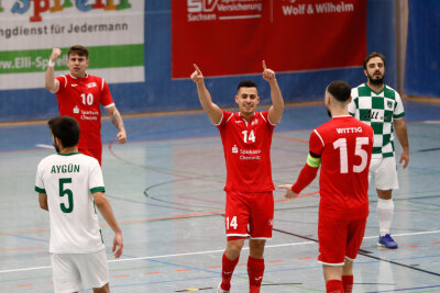 Futsalteam aus Hohenstein-Ernstthal besiegt den türkischen Meister - Gabriel Oliveira (Nr. 14) jubelt mit Christopher Wittig (15) und Diego Fogaca (10) über das Tor zum 3:1.