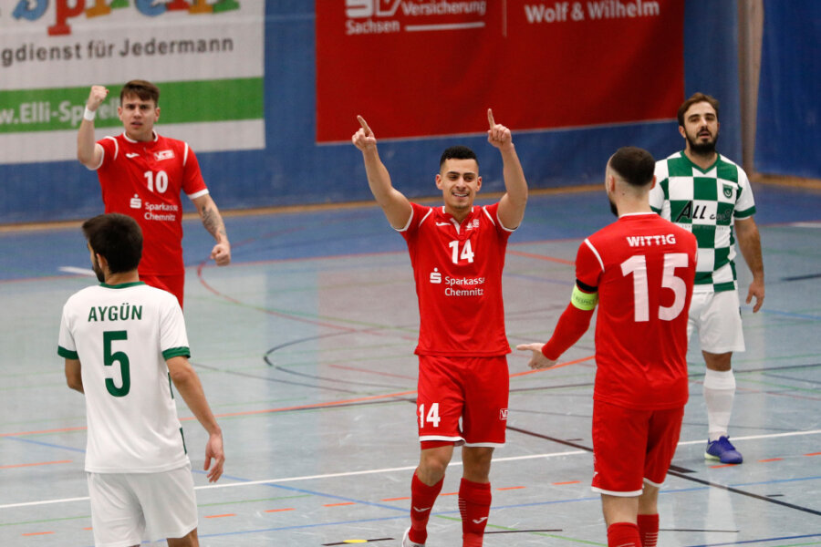 Futsalteam aus Hohenstein-Ernstthal besiegt den türkischen Meister - Gabriel Oliveira (Nr. 14) jubelt mit Christopher Wittig (15) und Diego Fogaca (10) über das Tor zum 3:1.