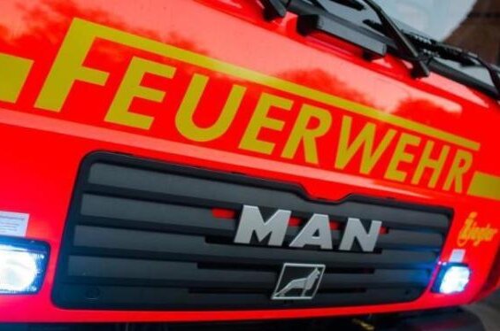 Futtermischwagen brennt - 50.000 Euro Schaden - Am Sonntagmorgen gegen 6.40 Uhr sind Einsatzkräfte von Polizei und Feuerwehr in den Döbelner Ortsteil Mochau zu einem brennenden Futtermischwagen ausgerückt. 