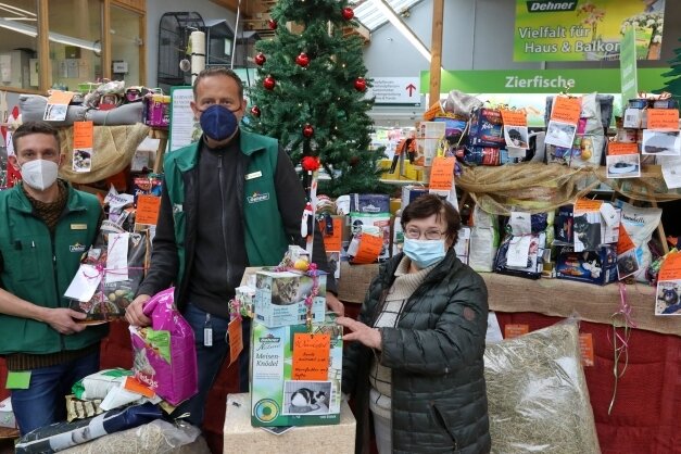 Futterspenden füllen 15 Einkaufswagen - Mitarbeiter Manuel Thieme und Filialleiter André Schlögl übergeben die Spenden an Karin Junold (von links). 